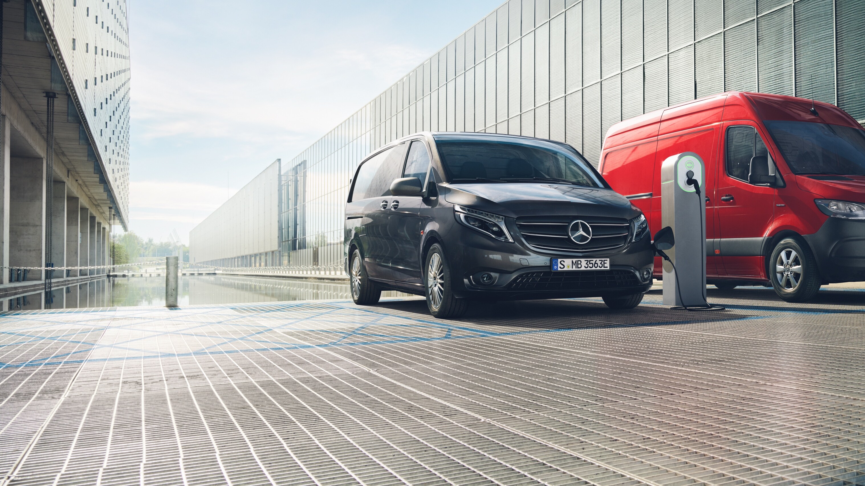 Furgonetas eléctricos de Mercedes-Benz cargando en la estación