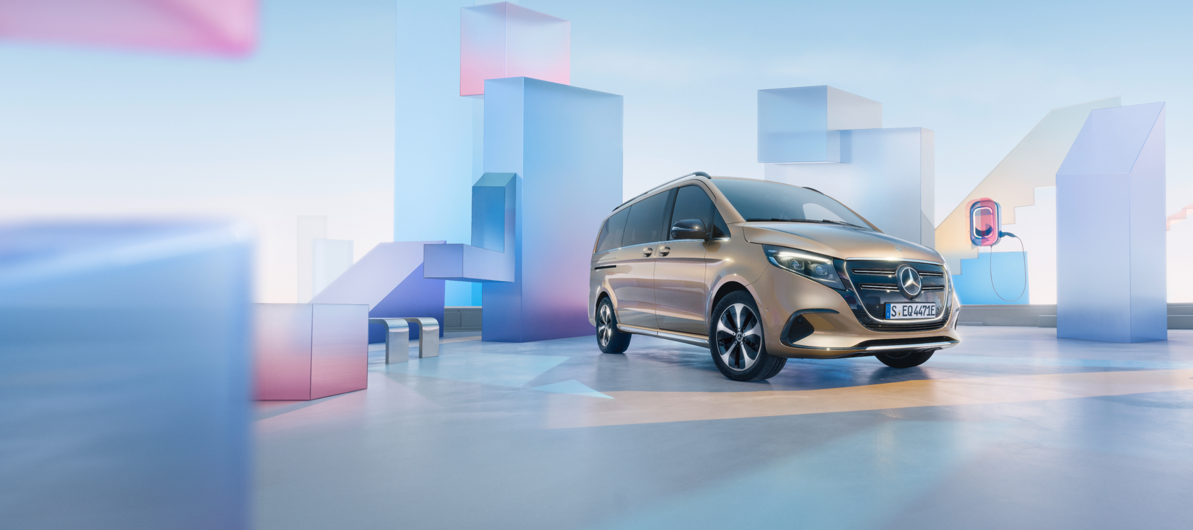 Electromovilidad | EQV | Mercedes-Benz Mercedes-Benz EQV en una estación de carga.