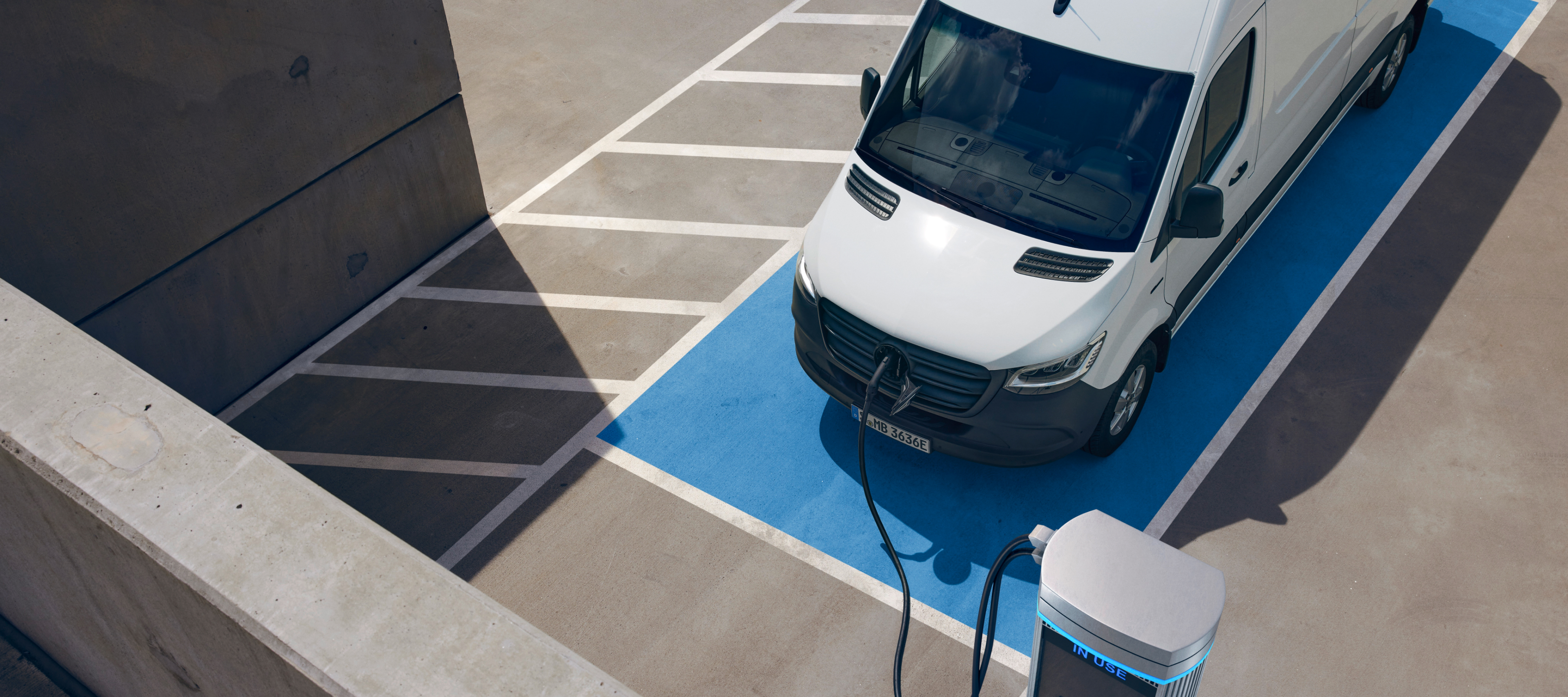 Comparación de vehículos | eSprinter Furgón | Mercedes-Benz Mercedes-Benz eSprinter Furgón en una estación de carga.