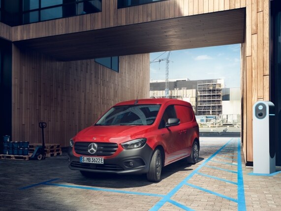 Mercedes-Benz eCitan Furgón aparcada en un patio.