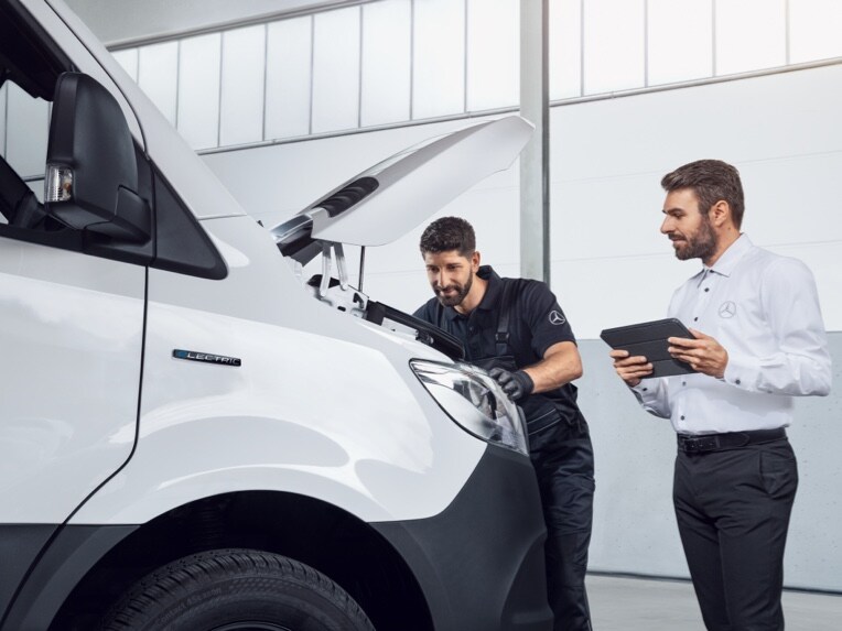 Una furgoneta Mercedes-Benz recibiendo mantenimiento.