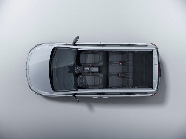 El Mercedes-Benz eCitan Tourer en su versión de longitud estándar con banco trasero FOLD & LOAD con división 1/3 : 2/3.