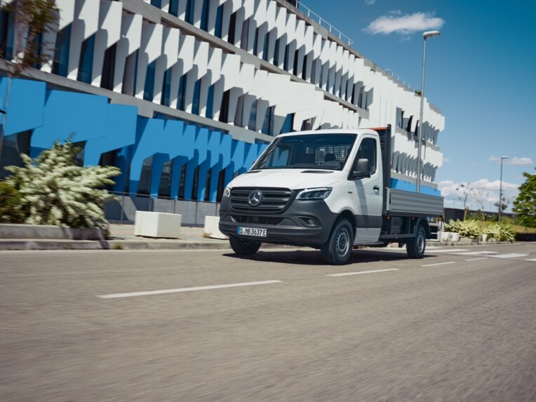 La eSprinter Chasis de Mercedes-Benz como vehículo de plataforma en el tránsito del camino.