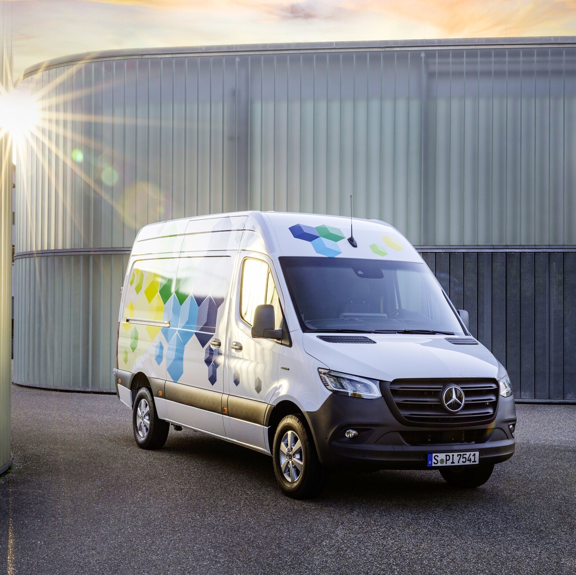Diversidad | Furgoneta eSprinter | Furgonetas y Monovolúmenes Mercedes-Benz La nueva Furgoneta eSprinter estará disponible con dos niveles de motorización, tres variantes de batería de alto voltaje y dos variantes de longitud.