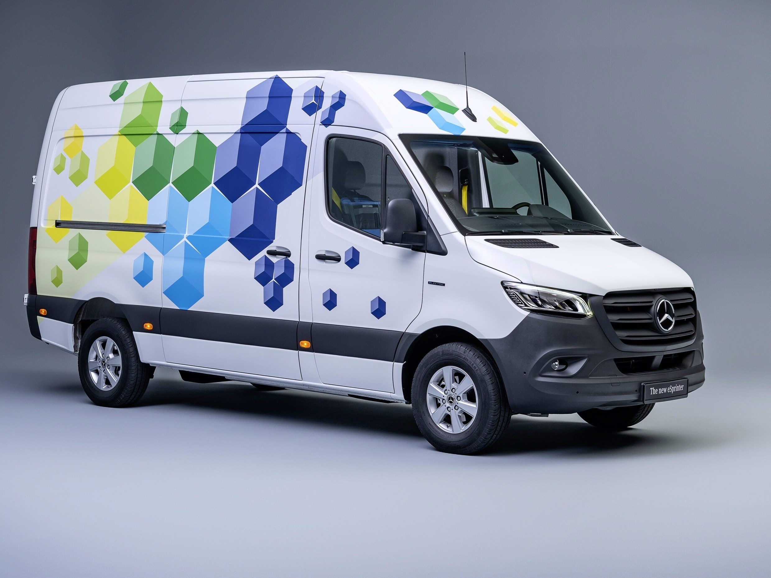 Mercedes-Benz eSprinter con vinilado personalizado para flotas, destacando las opciones de personalización y adaptación para empresas y servicios profesionales.