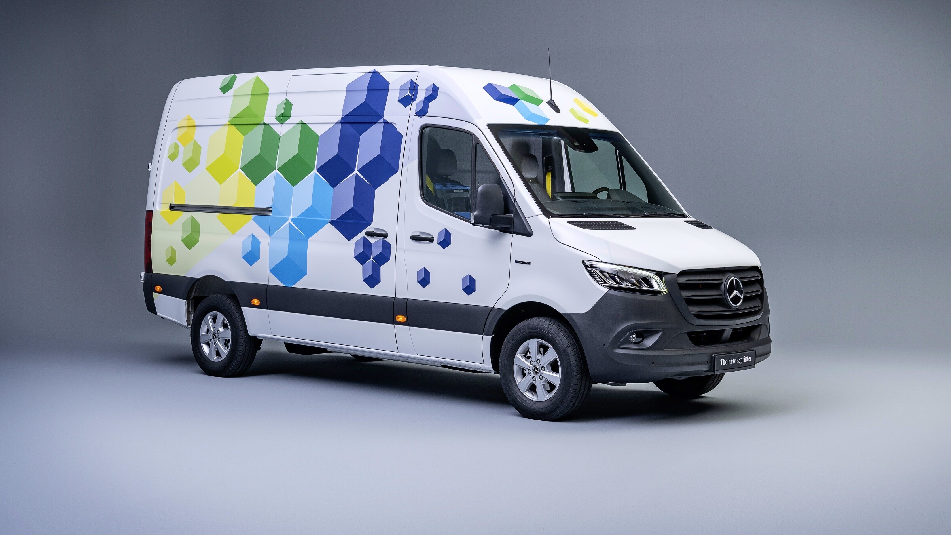 Furgoneta eSprinter | Furgonetas y Monovolúmenes Mercedes-Benz Mercedes-Benz eSprinter con vinilado personalizado para flotas, destacando las opciones de personalización y adaptación para empresas y servicios profesionales.