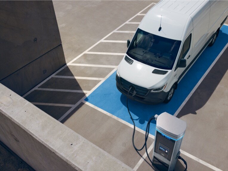 Mercedes-Benz eSprinter Furgón en una estación de carga.