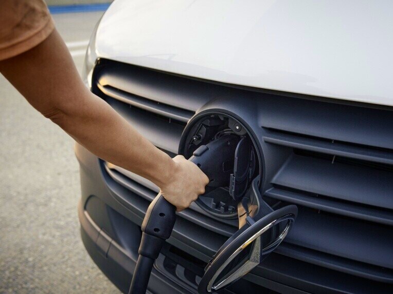 La toma de carga de la Mercedes-Benz eSprinter Furgón con el cable de carga enchufado.