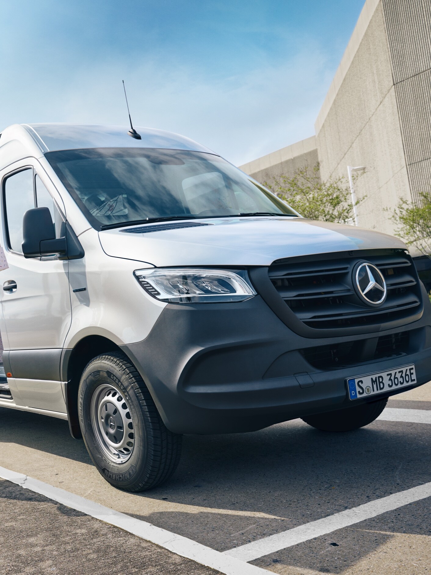 Una Mercedes-Benz eSprinter Furgón con una solución industrial de VanSolution.