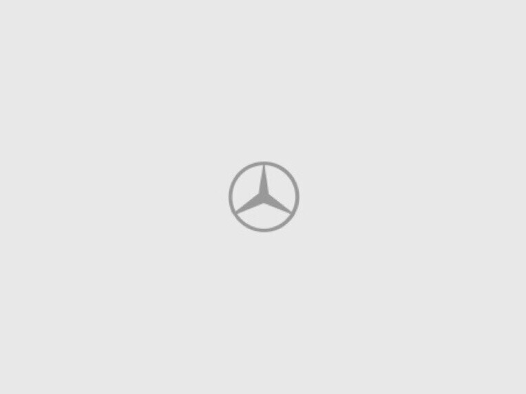 La Mercedes-Benz eSprinter Furgón con el cable de carga enchufado.