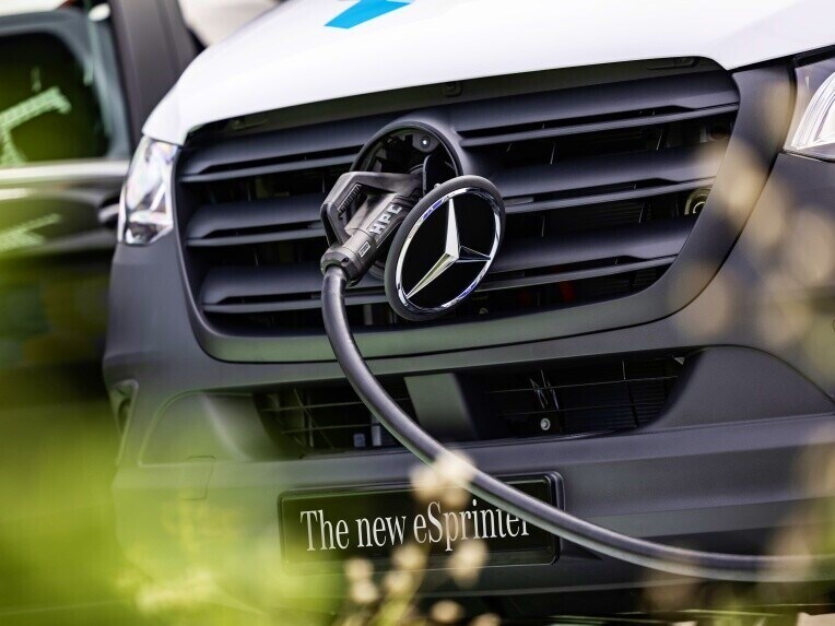 La toma de carga CCS de la Mercedes-Benz eSprinter Furgón con el cable de carga enchufado.