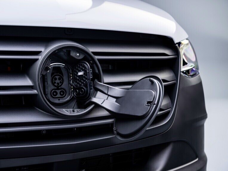 La toma de carga CCS abierta de la Mercedes-Benz eSprinter Furgón.