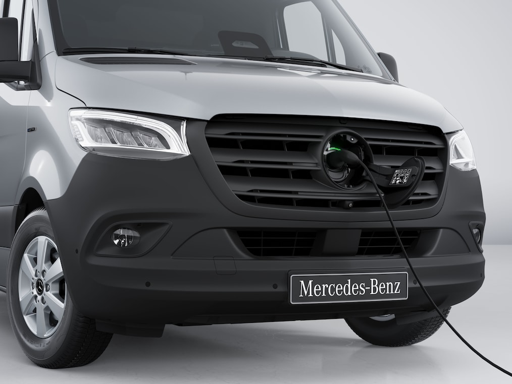 La toma de carga en el chasis Mercedes-Benz eSprinter con el cable de carga conectado.