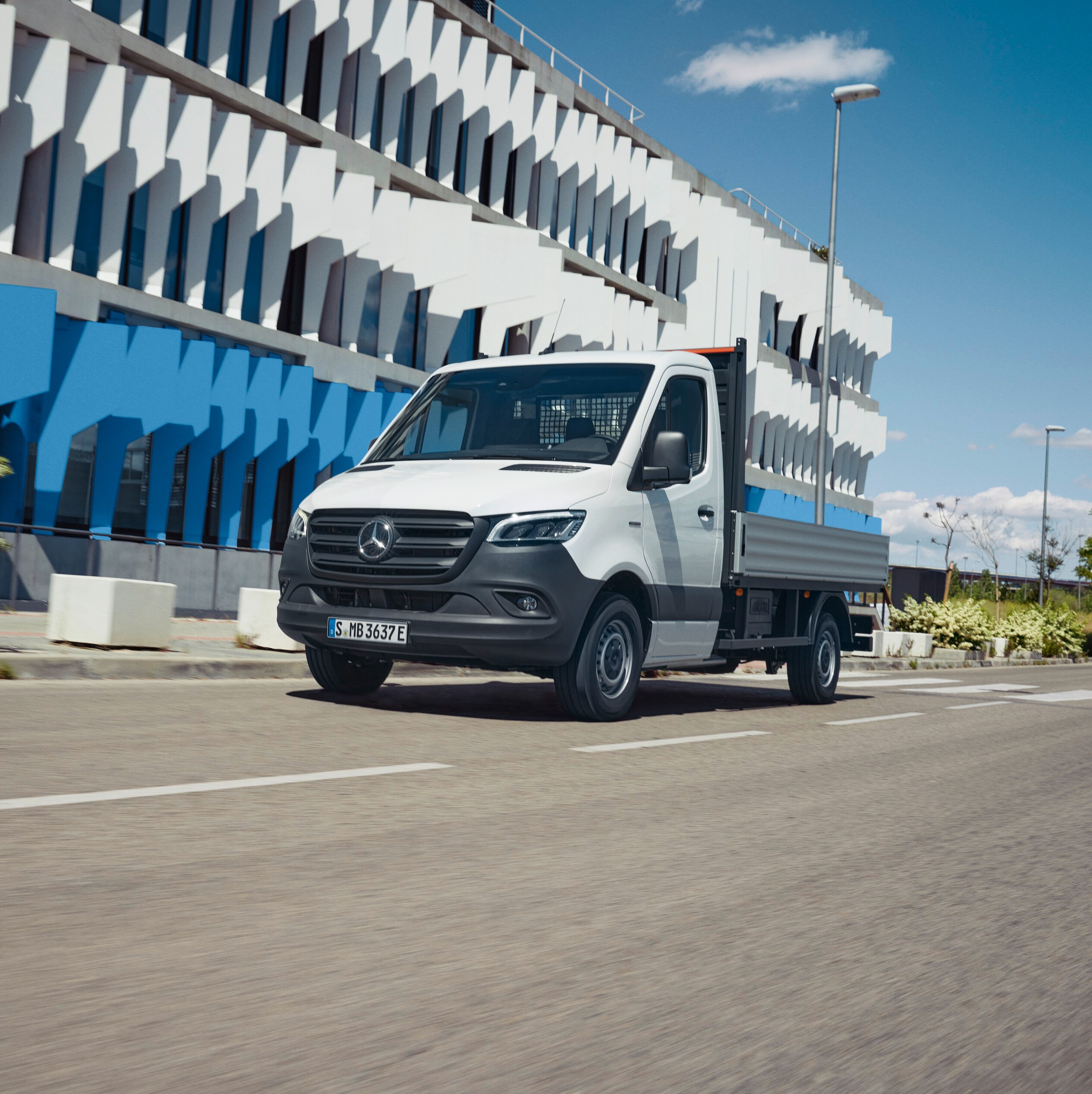 La Mercedes-Benz eSprinter con caja abierta en la carretera.