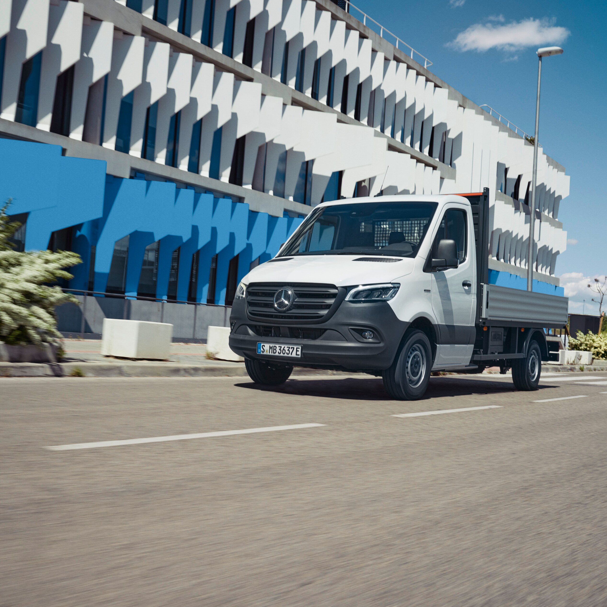 Vehículo eSprinter con caja abierta .