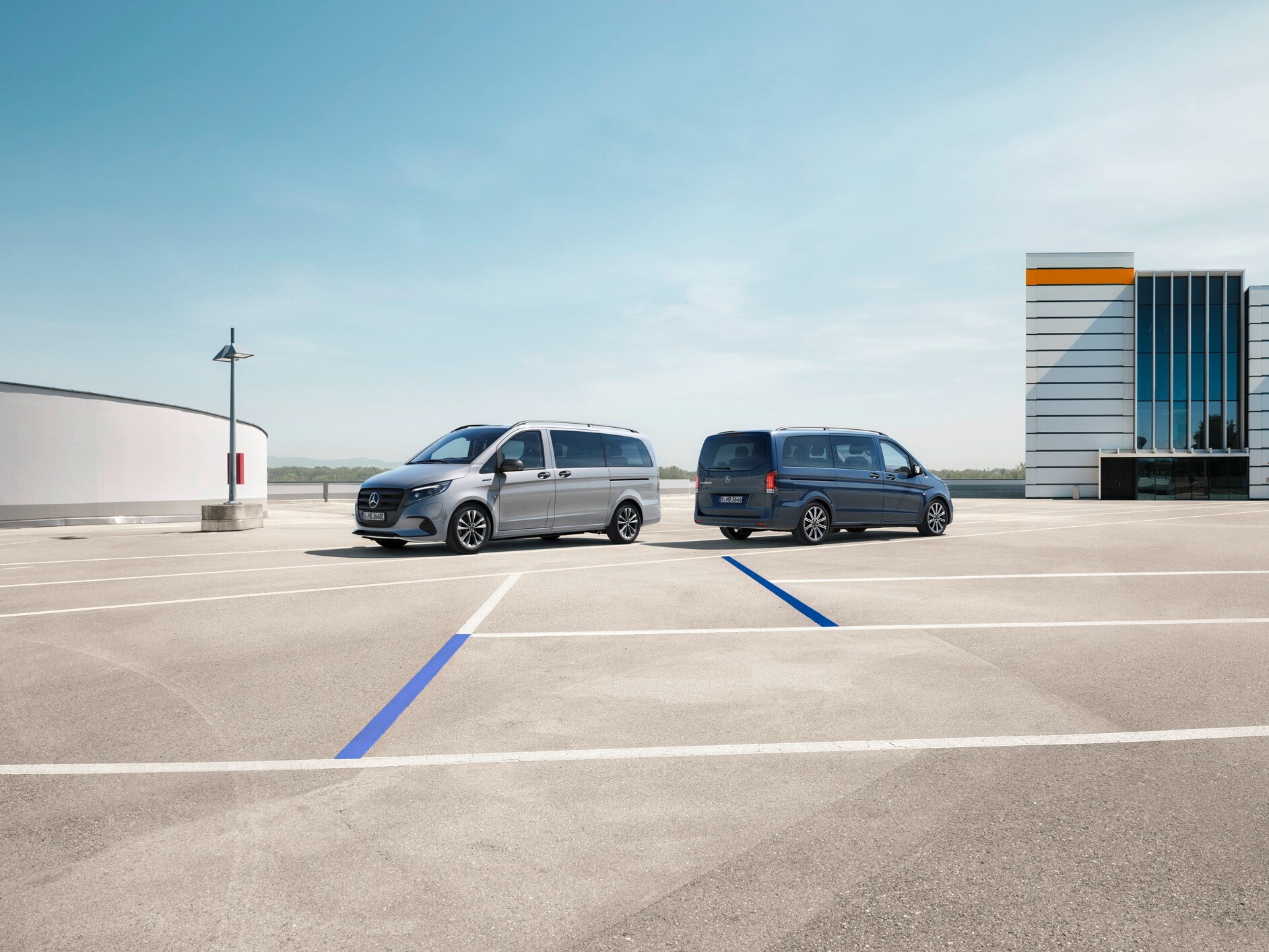 La Vito Tourer y la eVito Tourer en una plaza de aparcamiento.