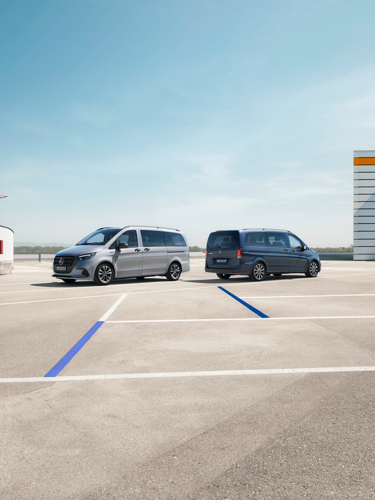 El eVito Tourer y Vito Tourer en una plaza de aparcamiento.