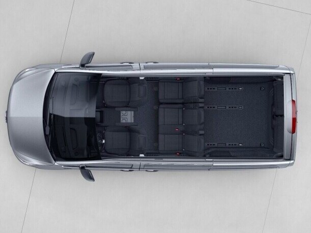 La eVito Tourer larga con banqueta de 3 plazas en la 1ª fila con asiento lateral plegable y asientos de 2ª fila del habitáculo desmontados.