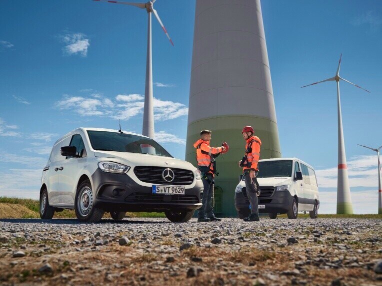 Dos furgonetas Mercedes-Benz en una obra.