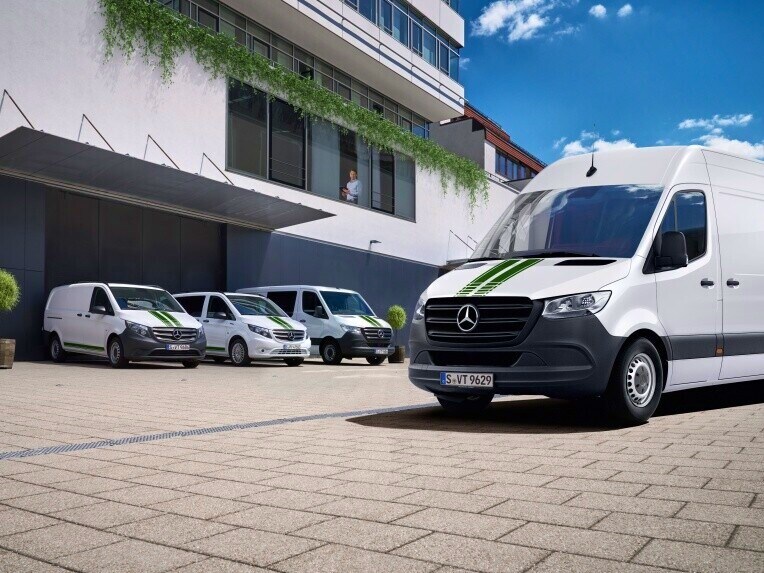 Varias furgonetas Mercedes-Benz en el recinto de una empresa.