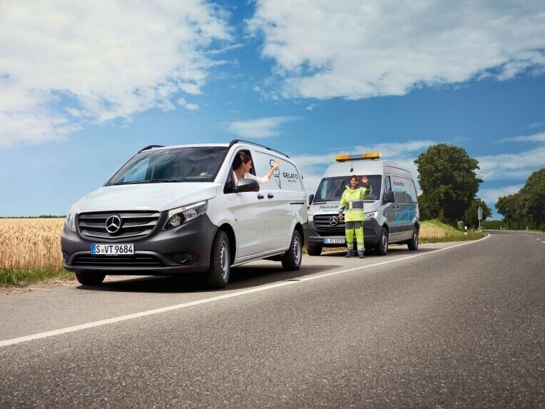 Una furgoneta Mercedes-Benz en servicio.