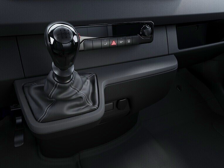 La palanca del cambio manual de 6 marchas en la Mercedes-Benz Sprinter Chasis.
