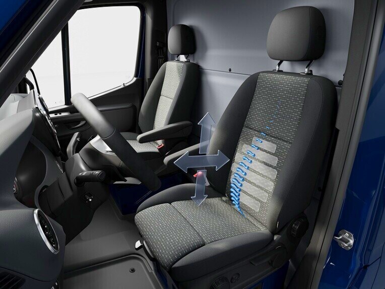 Los asientos del conductor y del acompañante con apoyo lumbar en la Mercedes-Benz Sprinter Chasis.
