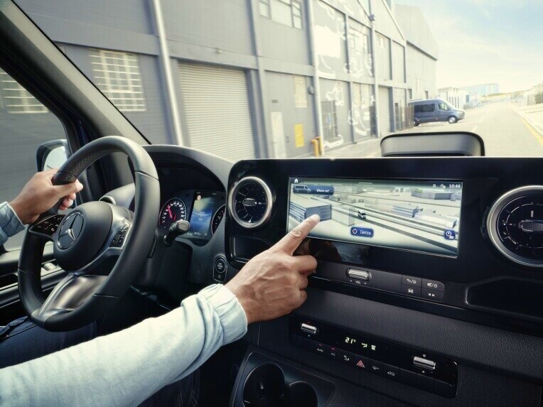 Navegación en el sistema multimedia MBUX de la Mercedes-Benz Sprinter Chasis.