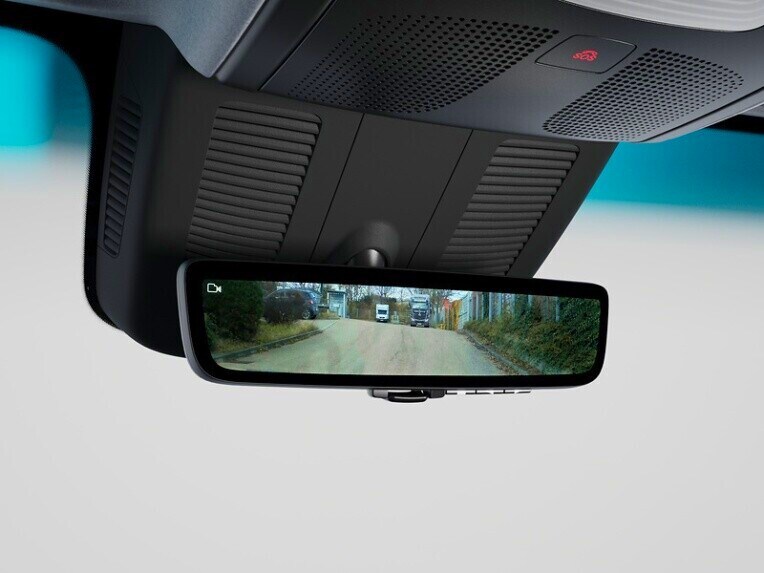 El visualizador del retrovisor interior de la cámara de marcha atrás en la Mercedes-Benz Sprinter Chasis.