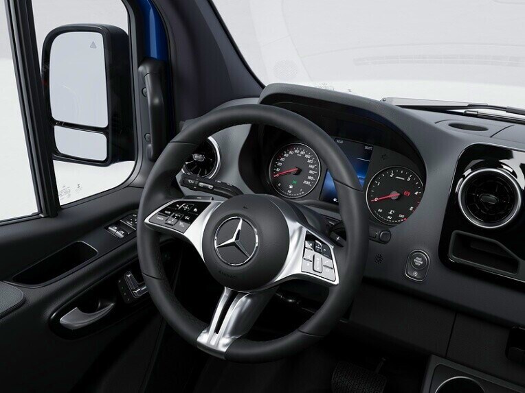 El volante multifunción con paneles de control táctiles para el TEMPOMAT en la Mercedes-Benz Sprinter Chasis.