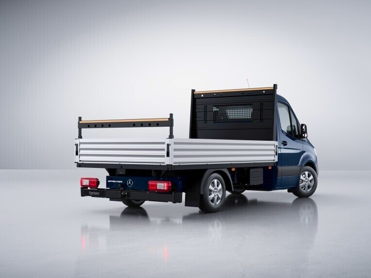 El vehículo con caja abierta de Sprinter Mercedes-Benz con portaescaleras.