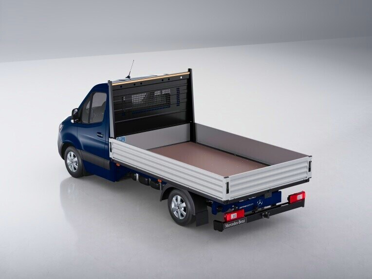 La Mercedes-Benz Sprinter con caja abierta.