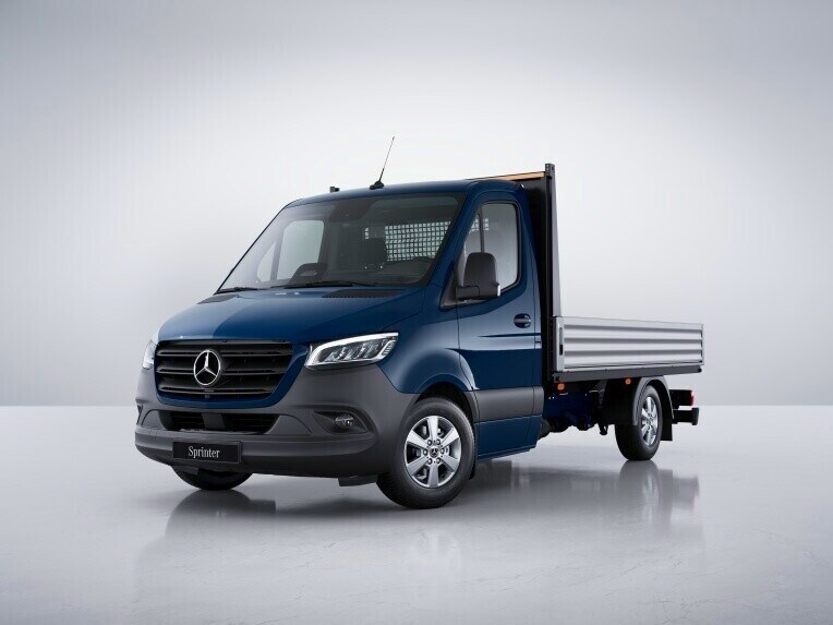 El Sprinter con caja abierta Mercedes-Benz en su versión reforzada para carretera ardua.