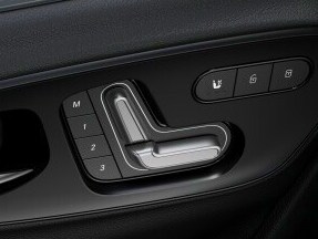 Los mandos de los asientos del conductor ajustables eléctricamente en el vehículo con caja abierta Sprinter de Mercedes-Benz.