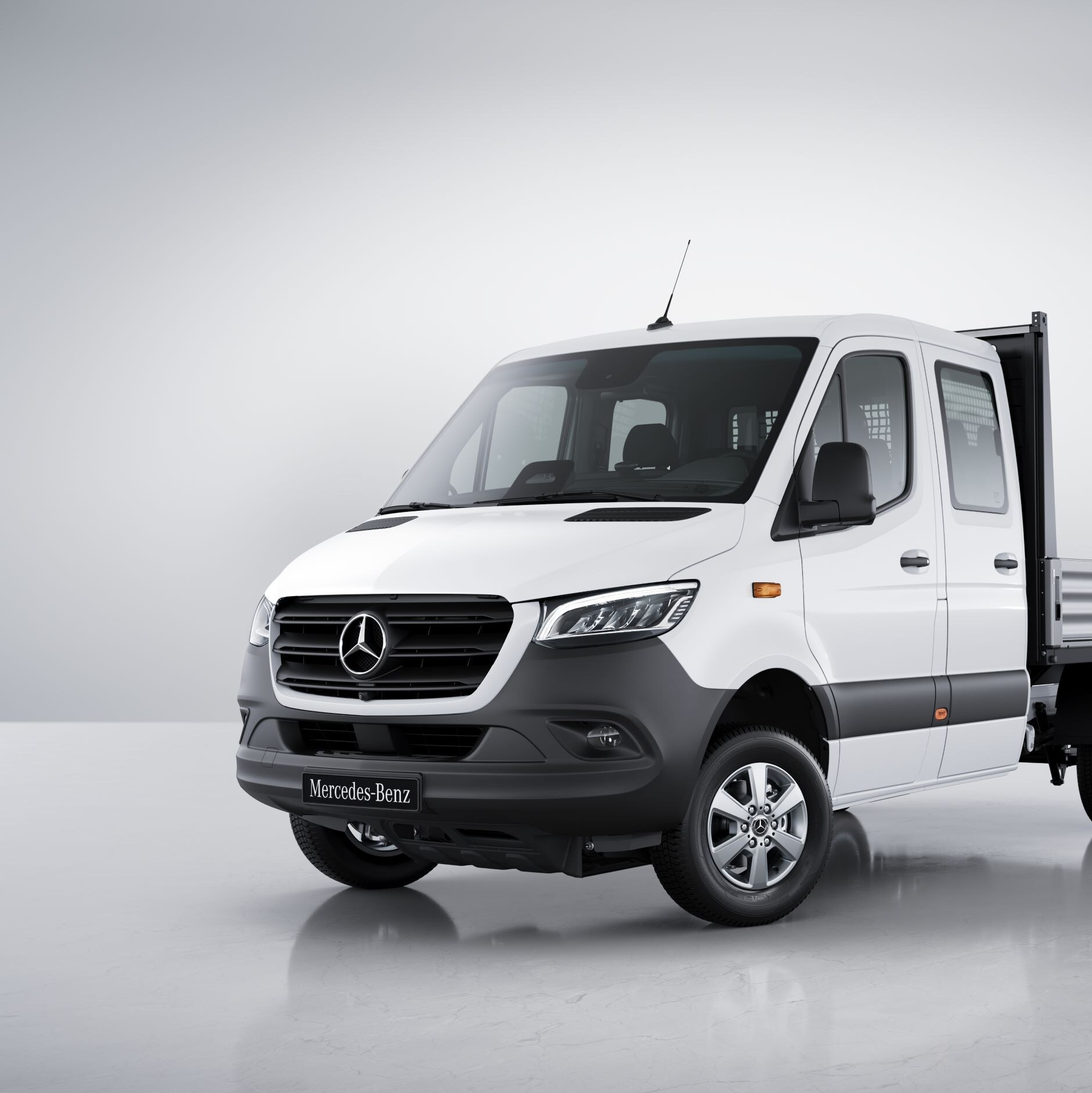 La Mercedes-Benz Sprinter con caja abierta.