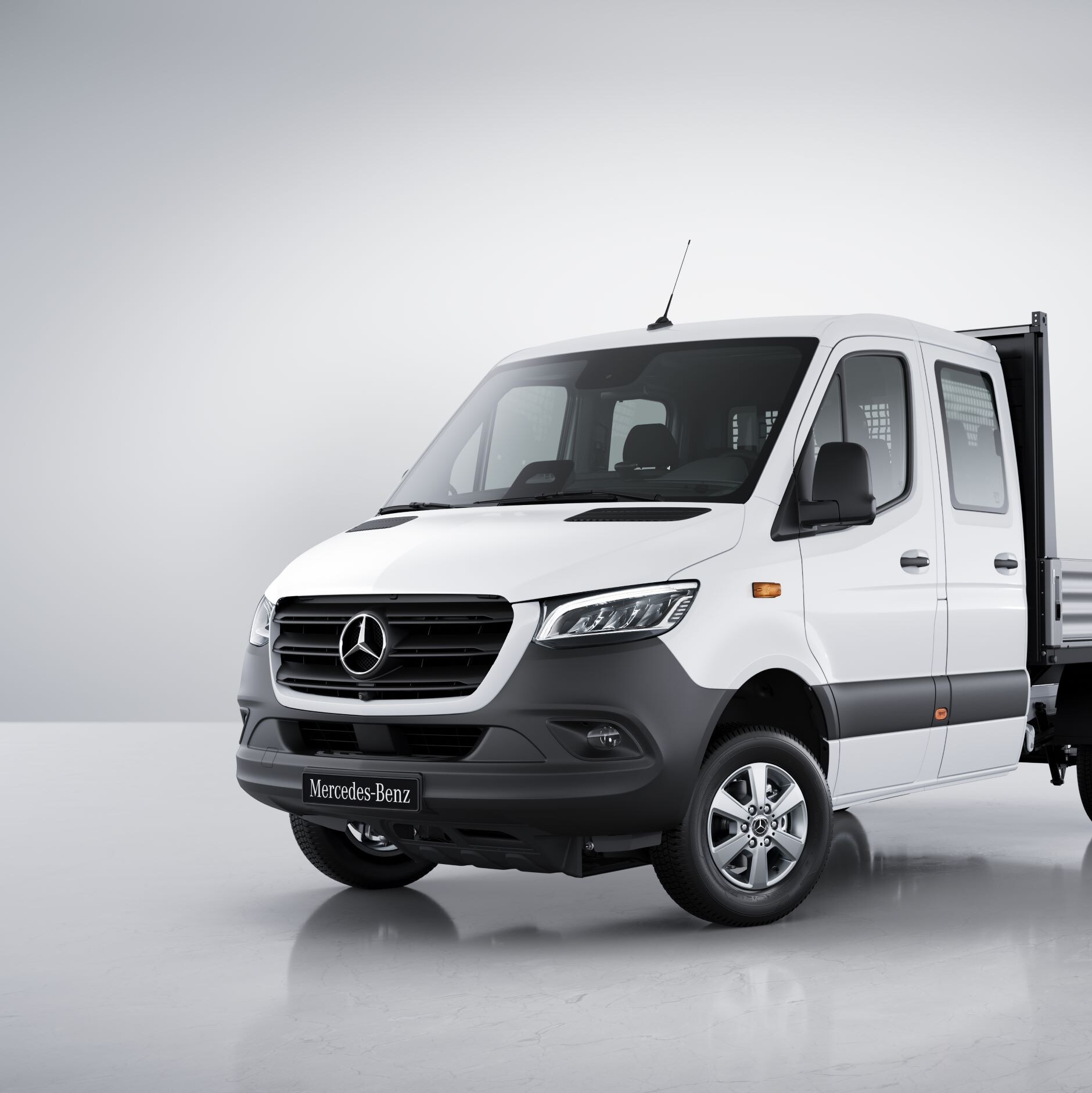 La Mercedes-Benz Sprinter con caja abierta.