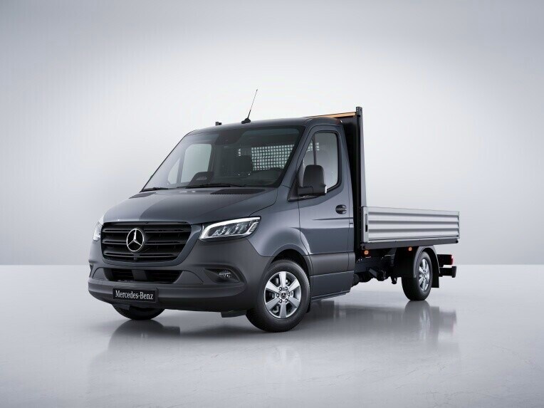 El vehículo con caja abierta Sprinter de Mercedes-Benz en la línea de equipamiento SELECT.