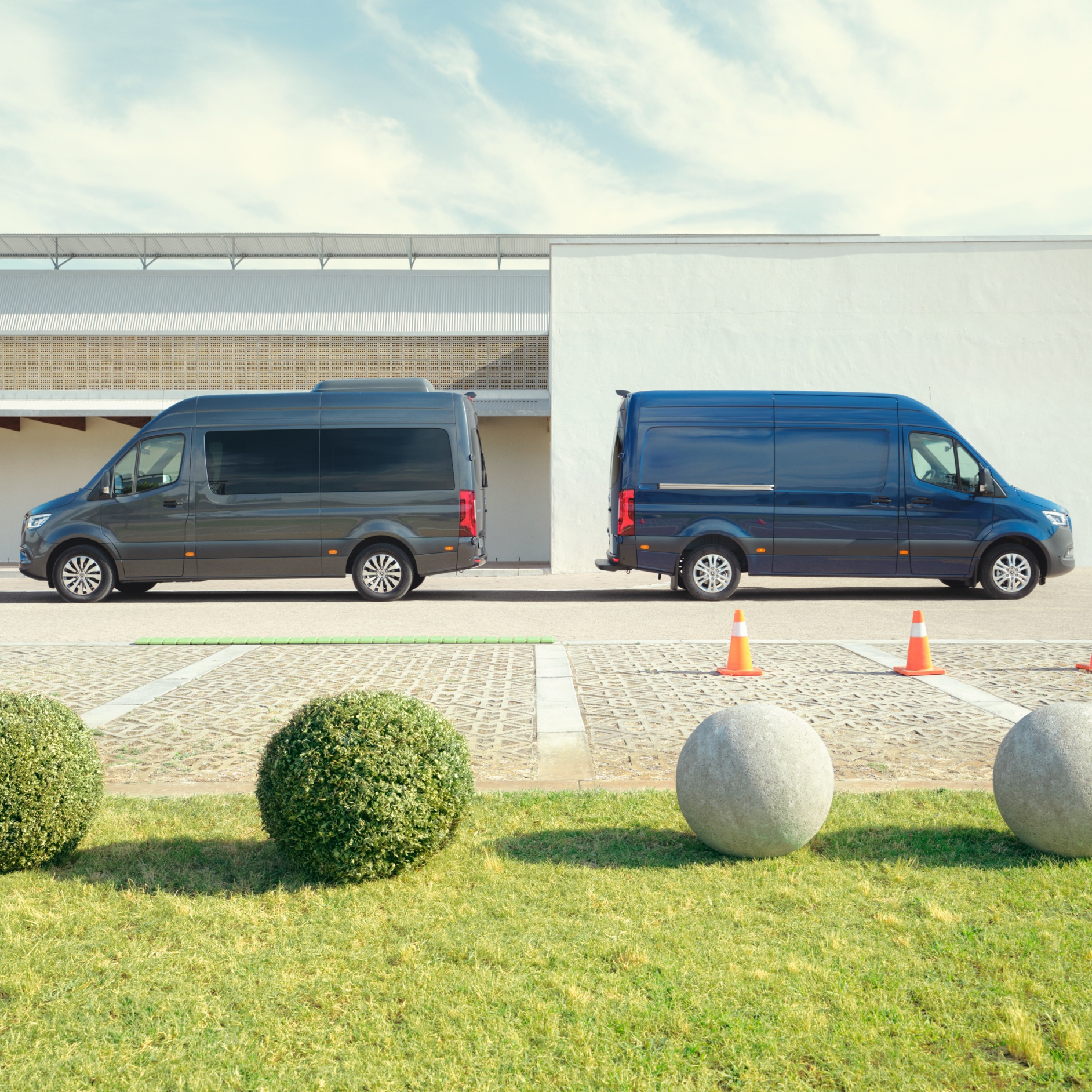 Contacto | Sprinter | Mercedes-Benz La Sprinter Tourer y Furgón de Mercedes-Benz en una plaza de aparcamiento.