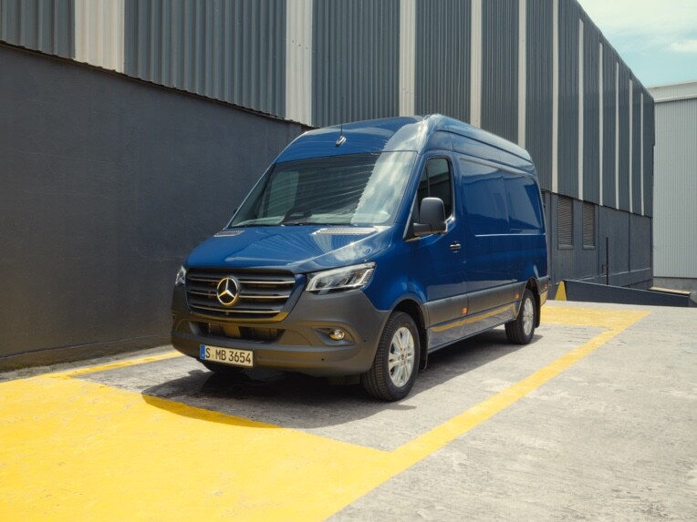 La Mercedes-Benz Sprinter Furgón aparcada delante de un almacén.
