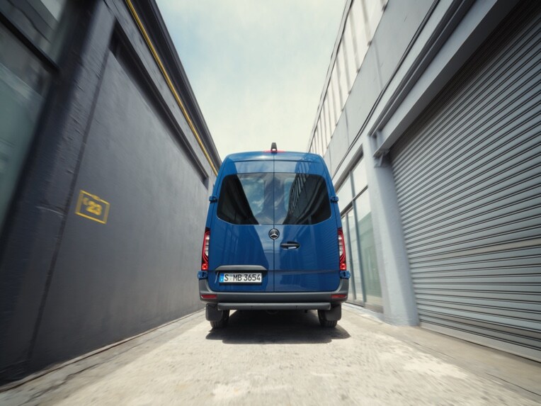 La Mercedes-Benz Sprinter Furgón en uso en un polígono industrial.