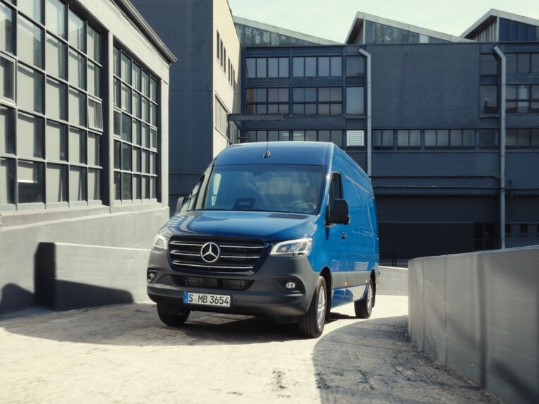 La Mercedes-Benz Sprinter Furgón en marcha por un polígono industrial.