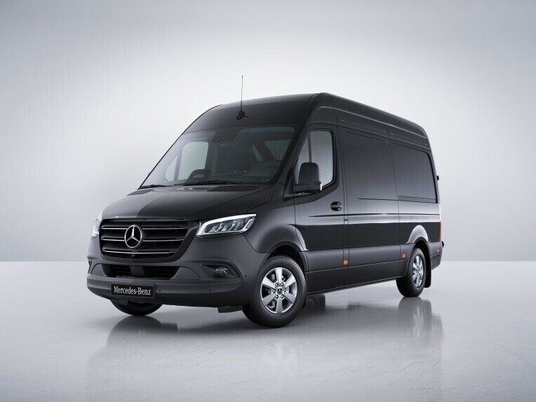 La Mercedes-Benz Sprinter Furgón con diseño para tramos de firme irregular.