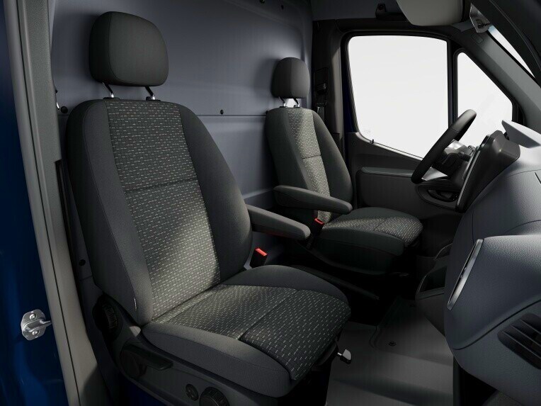 Los asientos de confort para el conductor y el acompañante de la Mercedes-Benz Sprinter Furgón.