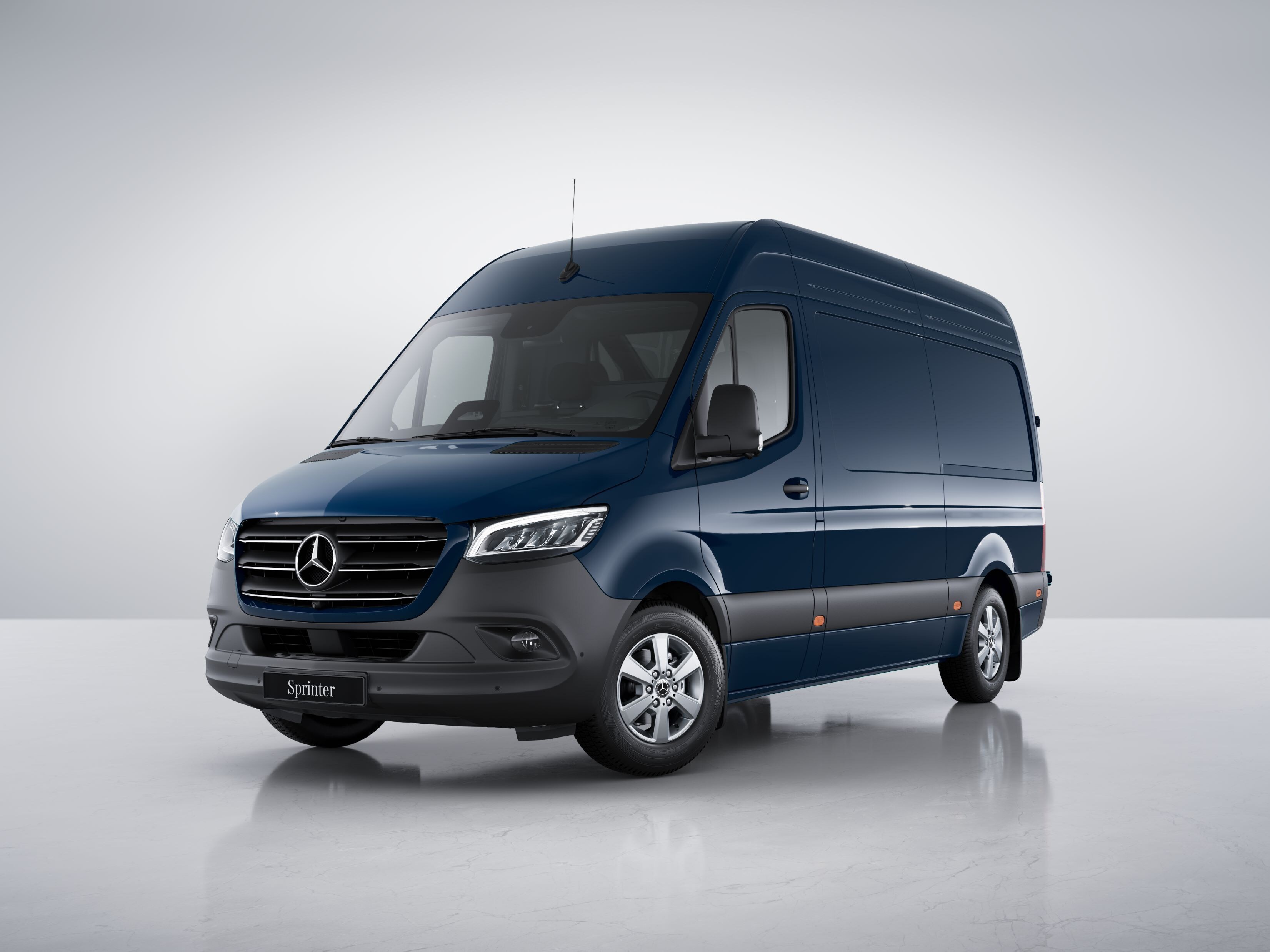 visual lateral de una citan furgon en color gris