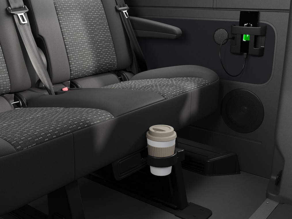 Prácticos compartimentos portaobjetos y opciones de carga para smartphones en el Mercedes-Benz Sprinter Tourer.