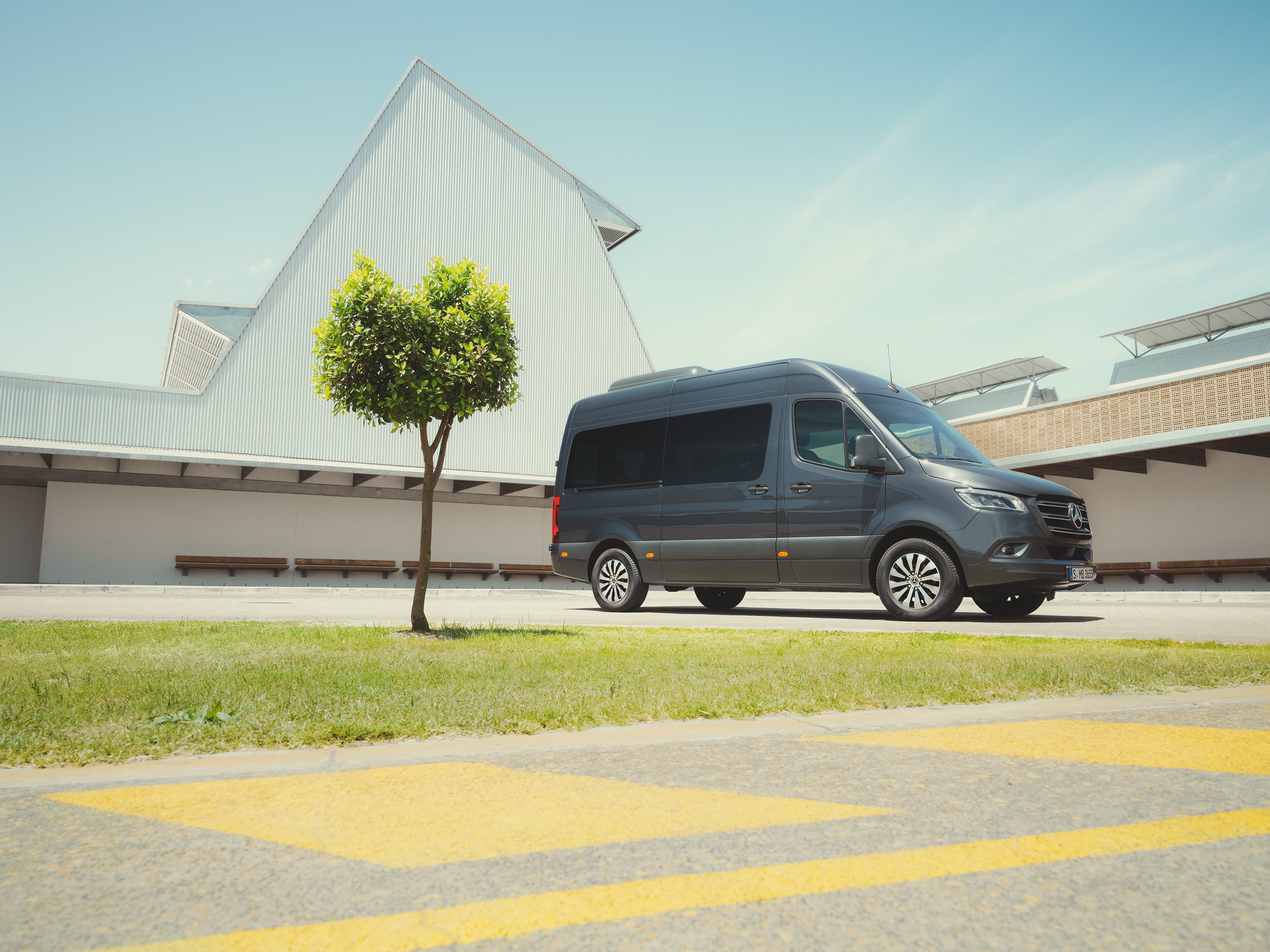 Sprinter Tourer | Todos los modelos Sprinter | Furgonetas Mercedes-Benz Mercedes‑Benz Sprinter Tourer en un entorno urbano, destacando el transporte de pasajeros de alta gama
