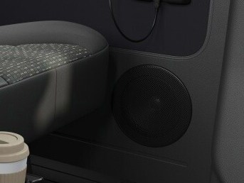 El sistema de altavoces de dos vías en el compartimento de pasajeros de la Mercedes-Benz Sprinter Tourer.