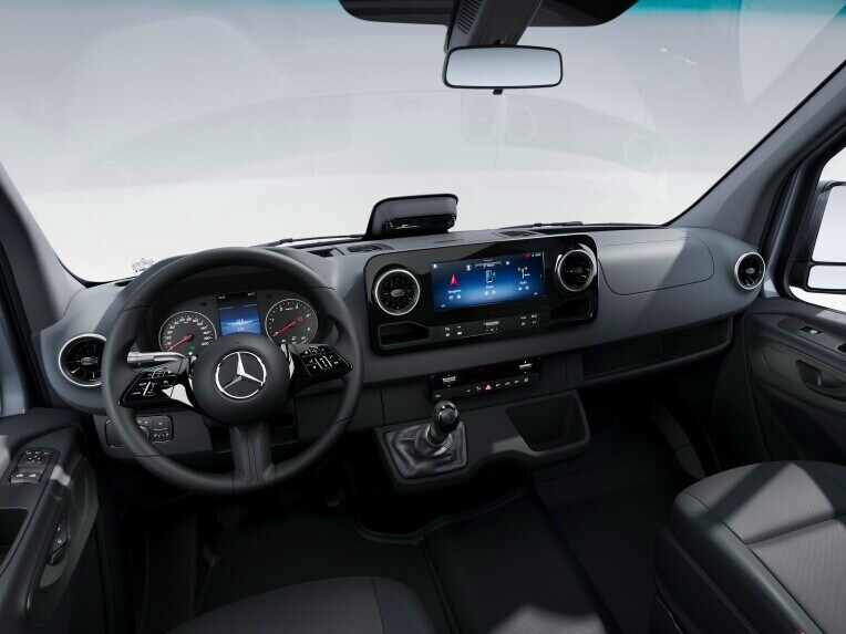 La cabina del conductor de la Mercedes-Benz Sprinter Tourer con la línea de equipamiento BASE.