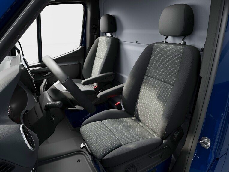 Los asientos de confort para el conductor y el acompañante de la Mercedes-Benz Sprinter Tourer.