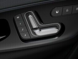 Los elementos de mando del asiento del conductor con ajuste eléctrico en la Mercedes-Benz Sprinter Tourer.
